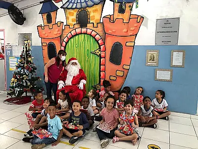 Papai Noel da GCM visita escolas e entidades em Guarujá
