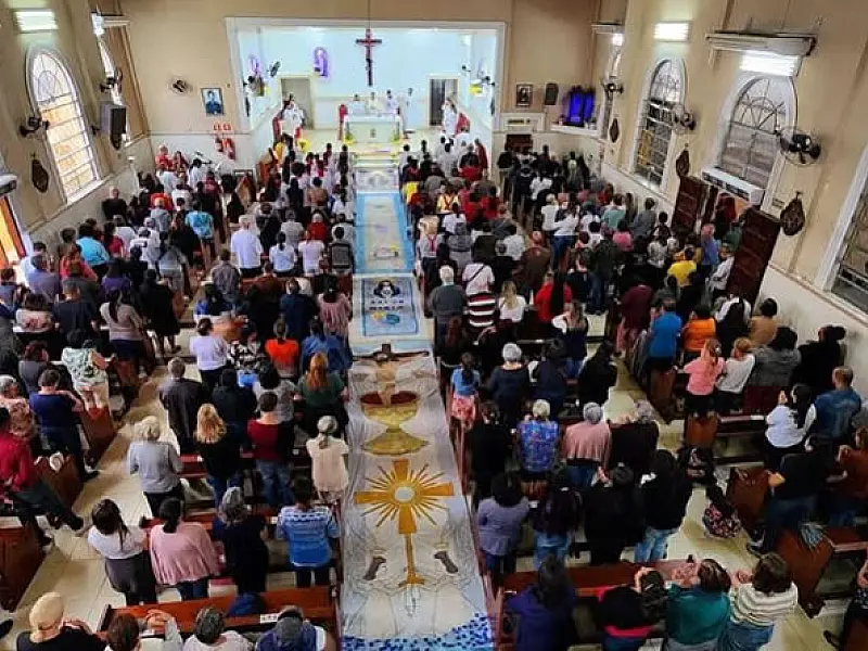 Tapetes de fé tomam ruas de São Vicente neste feriado de Corpus Christi