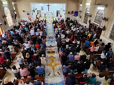 Tapetes de fé tomam ruas de São Vicente neste feriado de Corpus Christi
