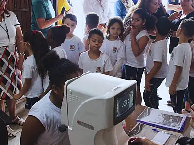 Nova parceria entre Prefeitura e Rotary avalia visão de crianças em van e entrega óculos