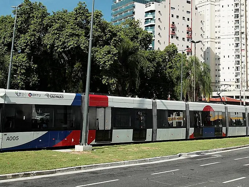 Trabalhadores das obras do VLT paralisam atividade em Santos