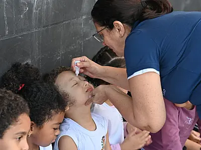 Van Oftalmológica examina alunos do Educandário Anália Franco, em Santos