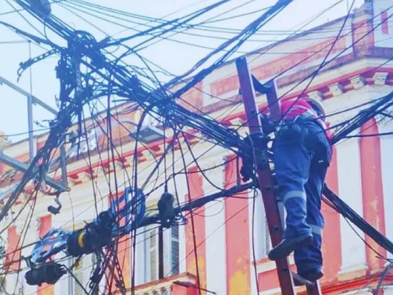 Projeto já retirou fios inativos de 70 postes do Centro Histórico de Santos