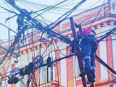 Projeto já retirou fios inativos de 70 postes do Centro Histórico de Santos