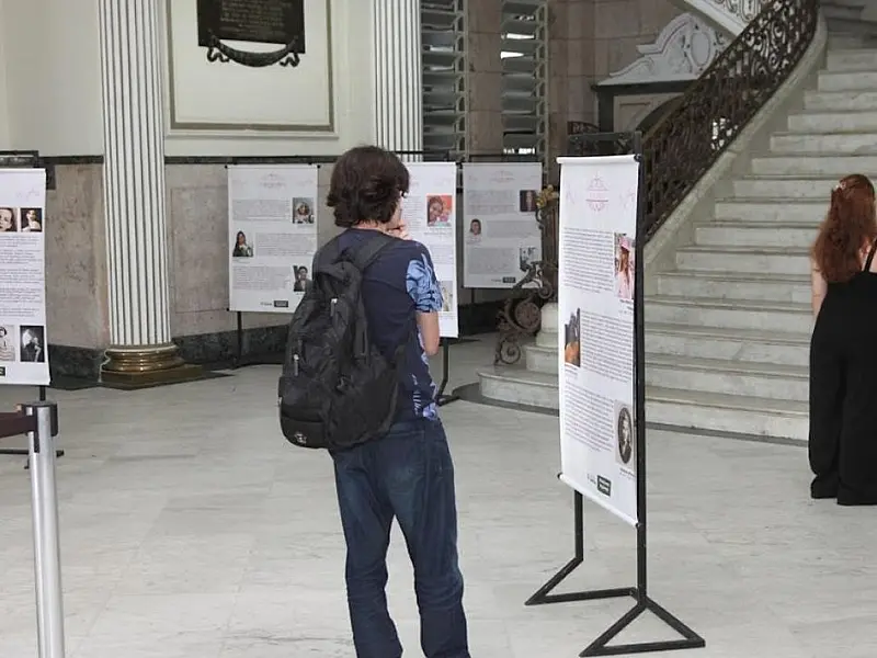 Exposição na Prefeitura de Santos conscientiza sobre a violência contra a mulher