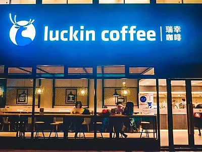 Cafeteria chinesa que comprará R$ 2 bi em grãos do Brasil bateu Starbucks com digitalização de lojas