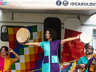 Kombi literária leva histórias da América Latina para crianças em Bertioga