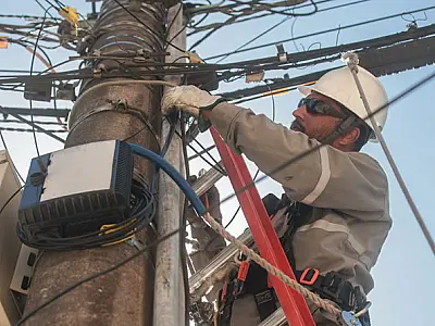 Praia Grande/SP inicia remoção de fios e cabos abandonados dos postes da Cidade
