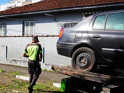 Operação Lata Velha remove 30 veículos abandonados em uma semana em São Vicente