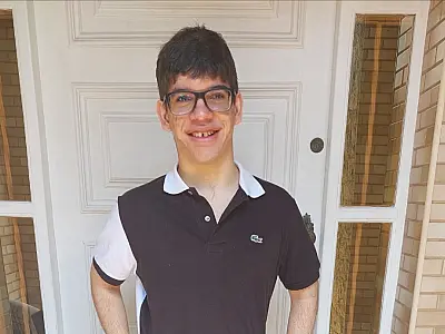 Exposição no Paço Municipal reúne obras de jovem autista, revelação das artes plásticas