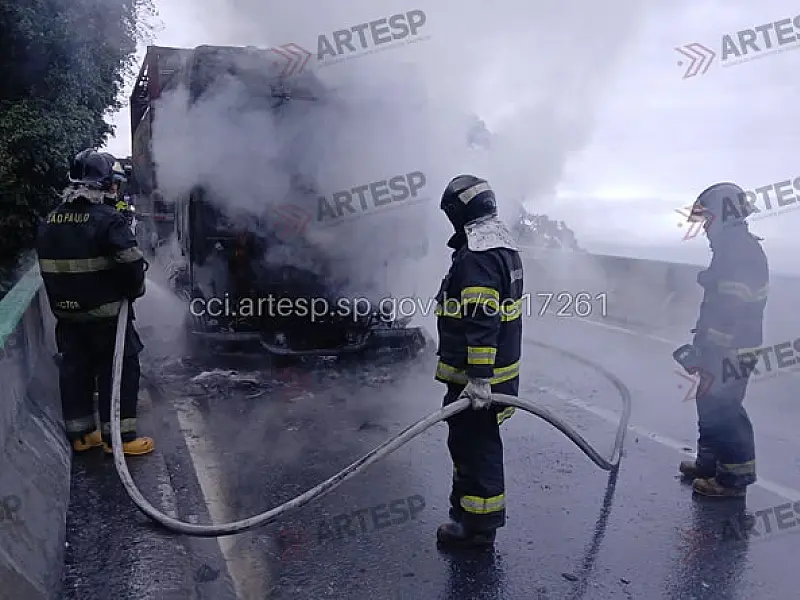 Incêndio em carreta com produto perigoso bloqueia totalmente a Anchieta no trecho de Cubatão
