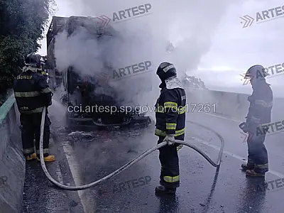 Incêndio em carreta com produto perigoso bloqueia totalmente a Anchieta no trecho de Cubatão