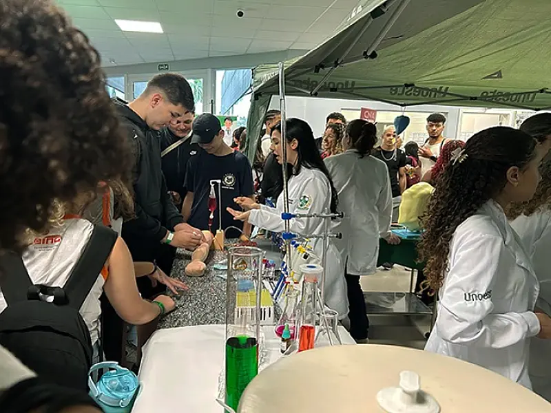 Feira de Profissões inspira escolhas de carreira em Guarujá
