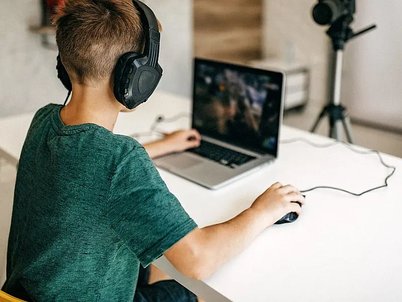 Sai da gaveta do Senado projeto que garante segurança para crianças e adolescentes em redes sociais