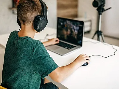 Sai da gaveta do Senado projeto que garante segurança para crianças e adolescentes em redes sociais