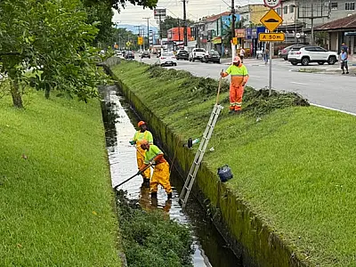 Prefeitura de Bertioga realiza mutirão de limpeza no Canal da Avenida Anchieta