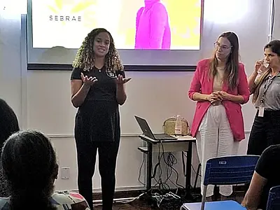 Em Guarujá, projeto "Negócio de Mãe" transforma espera em empreendedorismo