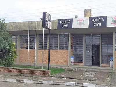 Polícia localiza e prende homem que agrediu esposa com golpes de martelo