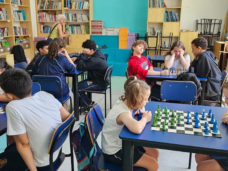 Xadrez ajuda no aprendizado e revela talentos em escola de Santos
