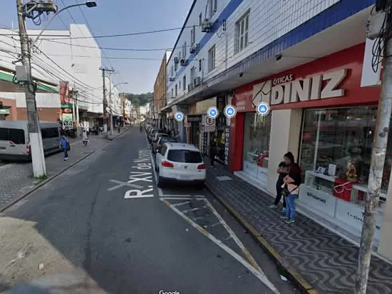 Obras da interditam trecho da Rua XV de Novembro, em São Vicente