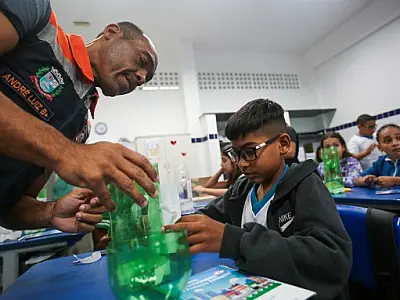 Defesa Civil ensina alunos de PG a construírem um pluviômetro caseiro de garrafa pet