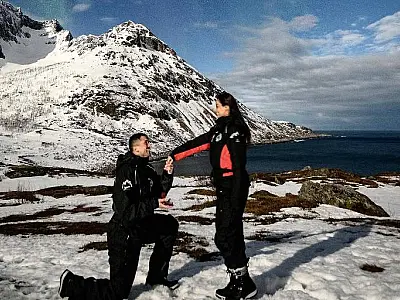 Lexa fica noiva de Ricardo Vianna durante viagem pela Noruega