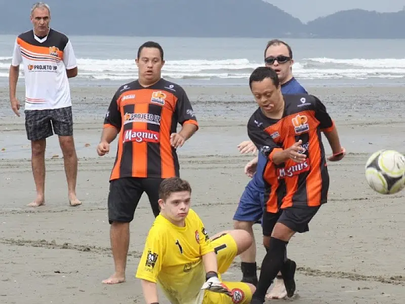 Amistoso de beach soccer Down em Santos termina em empate