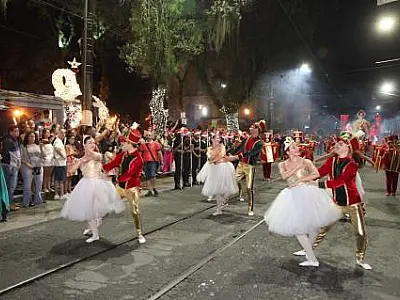 Natal em ritmo de Carnaval agita noite de sábado no Centro Histórico de Santos