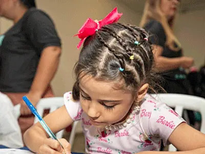 Pequenos escritores têm noite de autógrafos no lançamento do livro 'Eu Sou o Futuro'