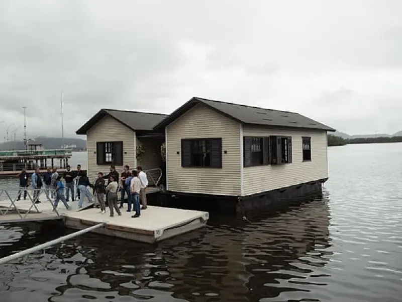 Cubatão inaugura protótipo das Casa Flutuantes com vista para o Rio Casqueiro
