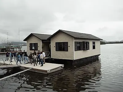 Cubatão inaugura protótipo das Casa Flutuantes com vista para o Rio Casqueiro