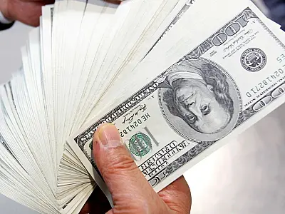Dólar fecha estável, mas acumula quinta semana de queda