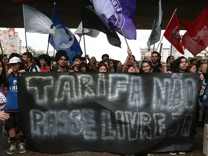 Estudantes protestam contra alta na tarifa do transporte por trilhos