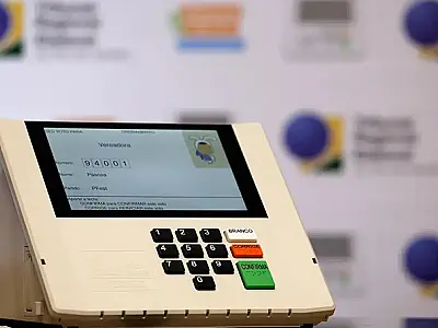 Moraes autoriza investigados por atos golpistas a votar no domingo