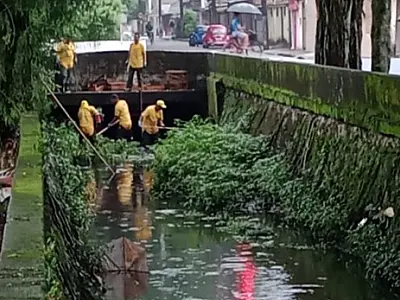 Guarujá: Prefeitura retira até sofá de canal nos serviços de zeladoria