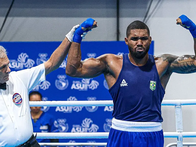 Abner Teixeira e Yuri Neves avançam às oitavas do Mundial de Boxe