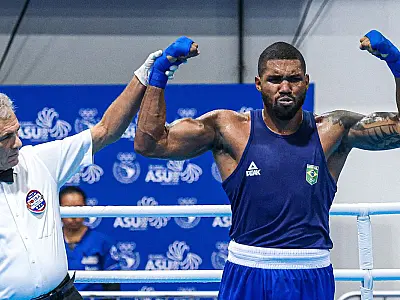 Abner Teixeira e Yuri Neves avançam às oitavas do Mundial de Boxe