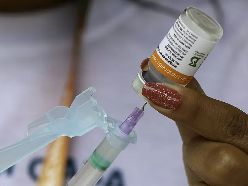 Especialistas sugerem vacinação nas escolas para aumentar adesão