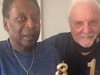 Pelé tem alta de hospital e se despede do assessor de longa data