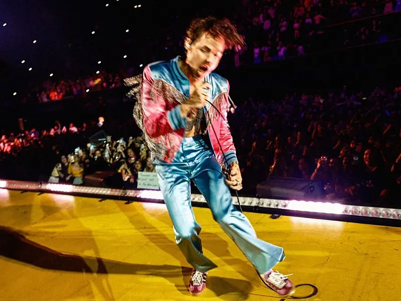 Palco de Harry Styles no Grammy girou para lado errado e artista quase caiu