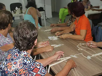 Oficina de macramê atrai mais de 50 mulheres ao Orquidário de Santos