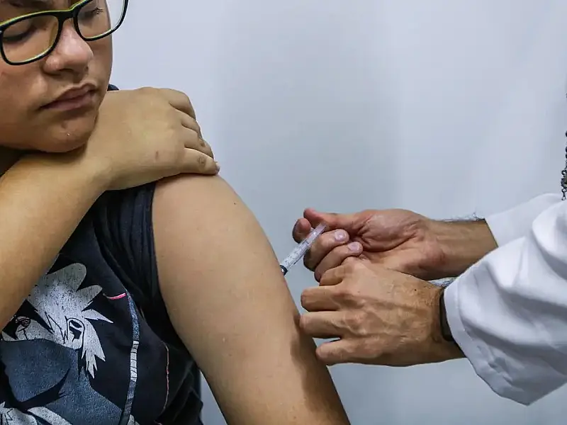 Jovens de 15 a 19 anos podem se vacinar contra HPV até junho de 2026
