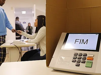 Após nove horas, votação termina em todo o país