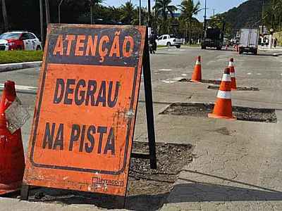 Prefeitura de Guarujá realiza tapa-buraco na Avenida Santos Dumont, em frente à Rodoviária