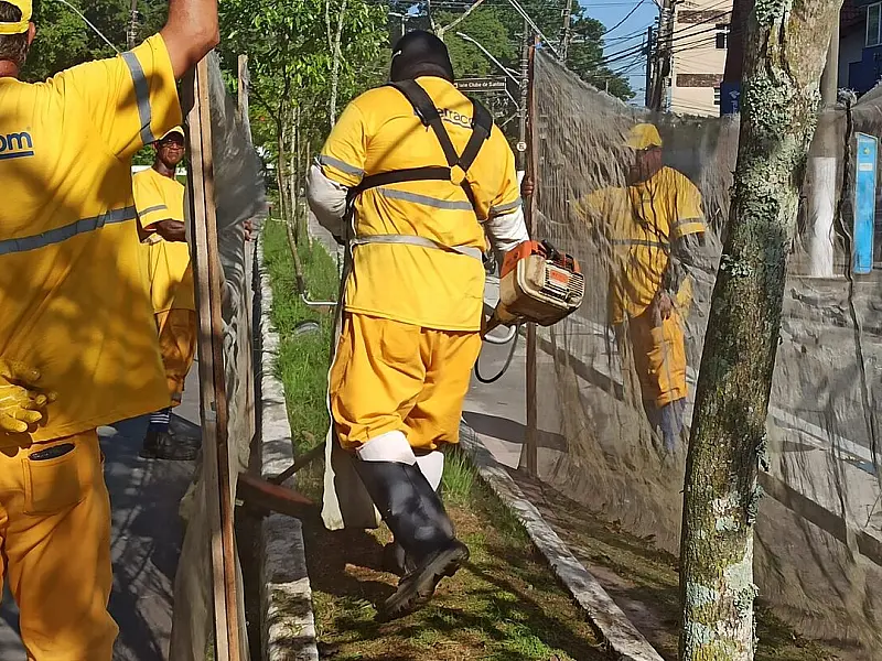 Ruas e avenidas de Guarujá recebem serviços de manutenção e zeladoria