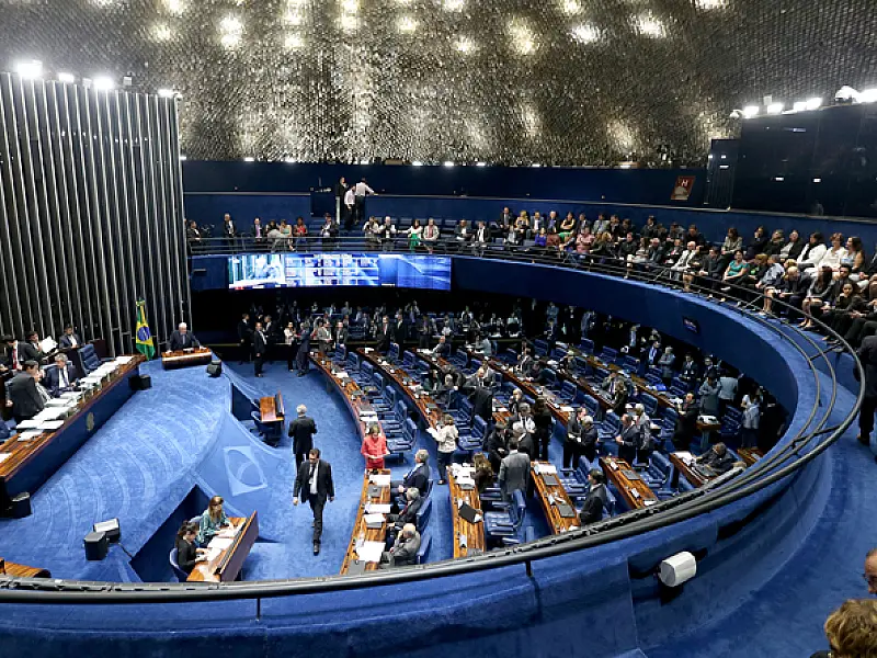 Projeto que facilita empregado se opor a taxa paga a sindicatos avança no Senado