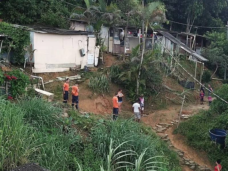Oito famílias atingidas por temporal no Morro da Vila Baiana voltam para suas casas