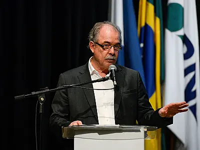 Mercadante defende salto de qualidade na indústria da saúde