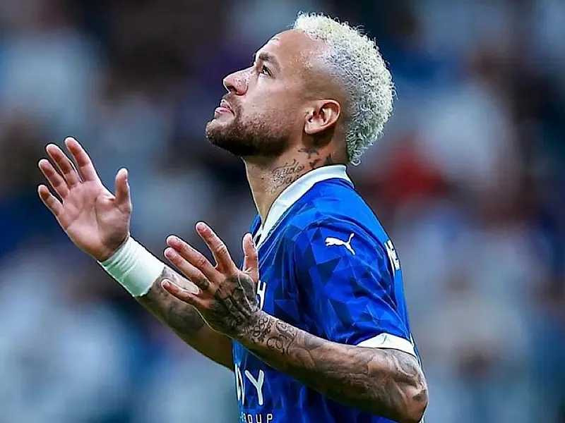 Neymar tem lesão muscular e vai ficar pelo menos um mês fora