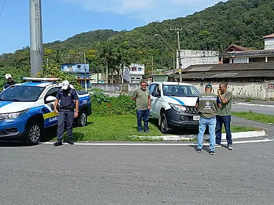 Força-tarefa coíbe veículos com entulho irregular em Mongaguá e Praia Grande (SP)